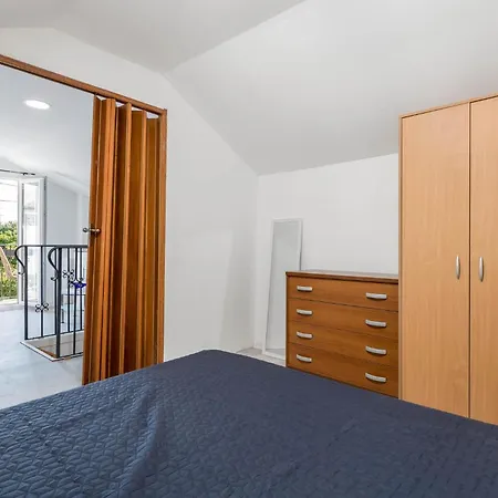 1 Bedroom Beautiful In Holiday home Jurdani