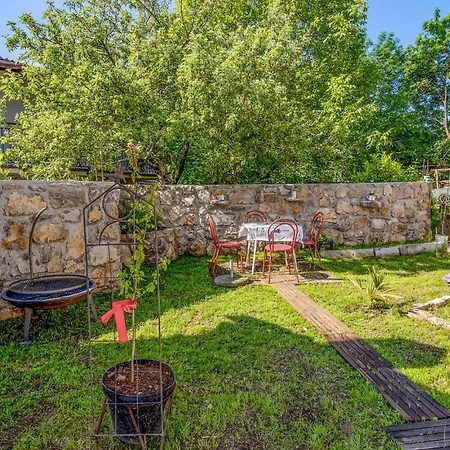 1 Bedroom Beautiful In Holiday home *