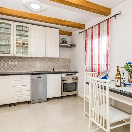 1 Bedroom Beautiful In Holiday home *